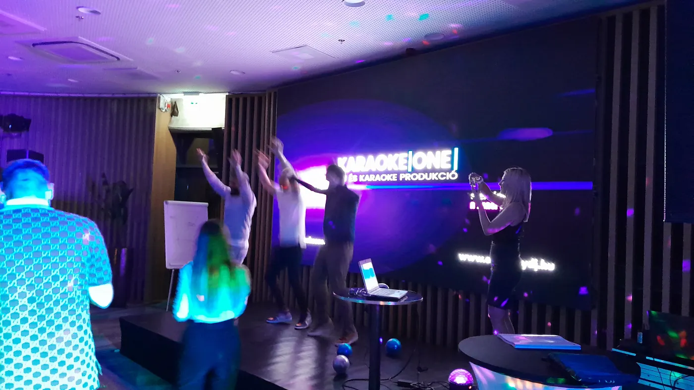 Karaoke DJ rendezvény LED fallal