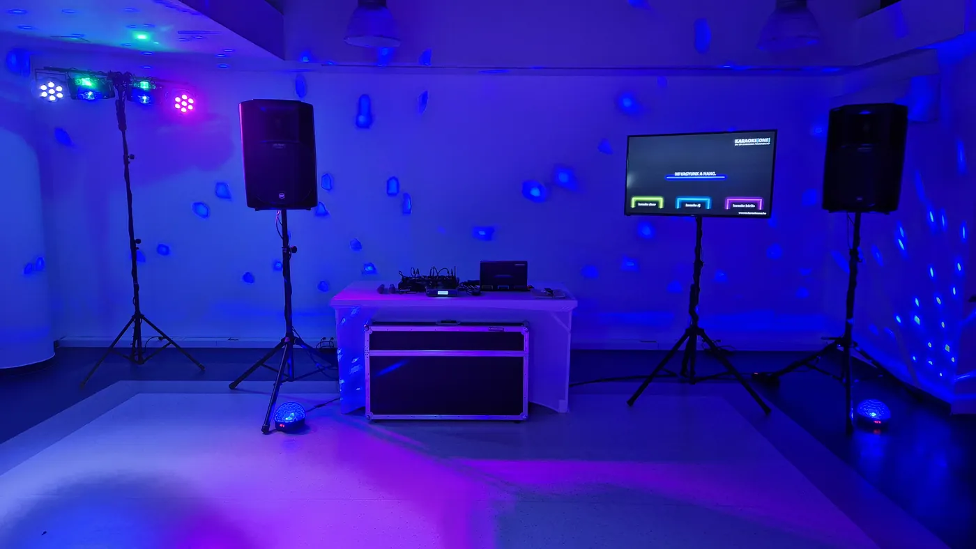 Karaoke DJ hangtechnika, kijelző és mikrofonok rendezvényhez
